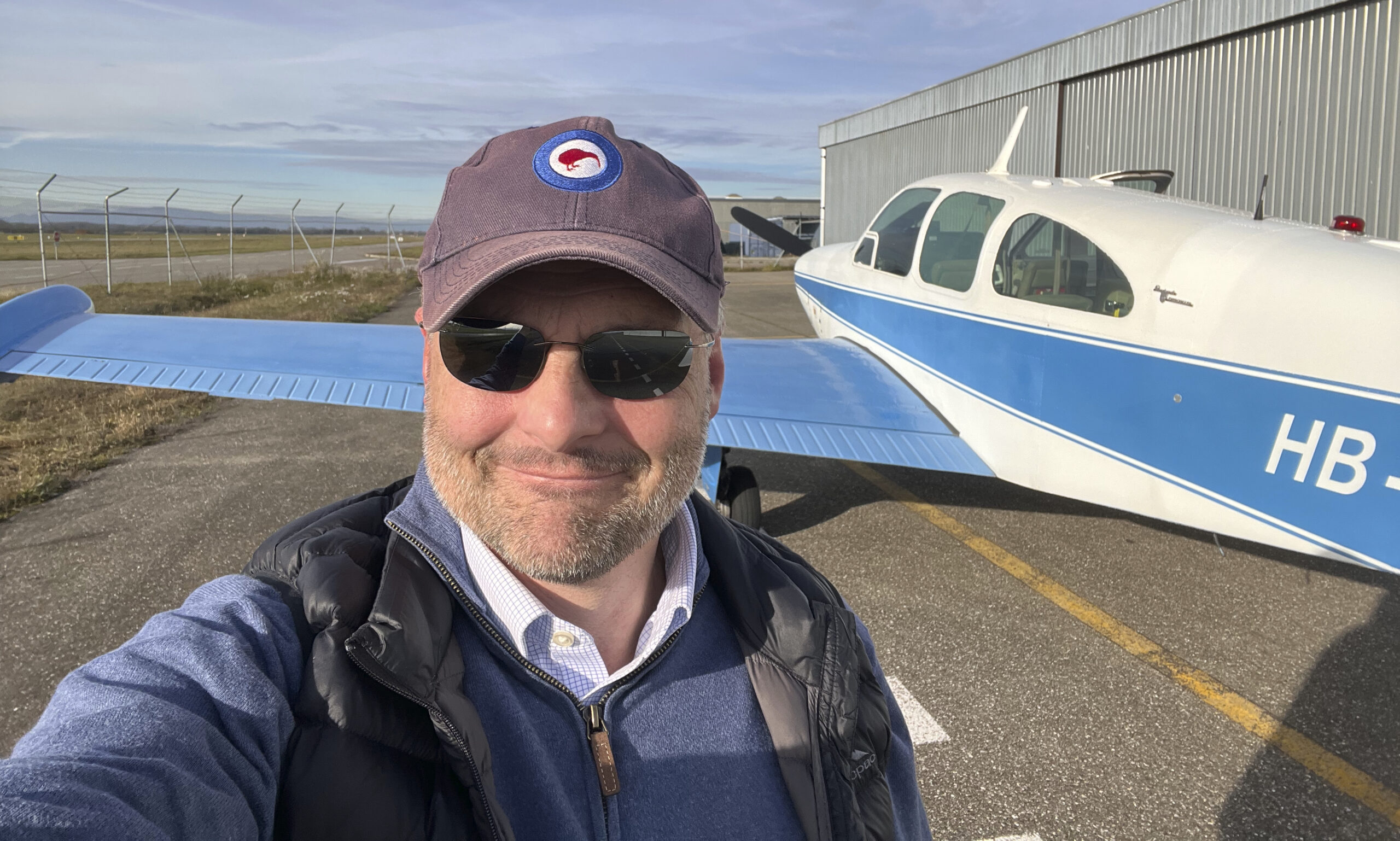 Sam devant son Beechcraft Debonair